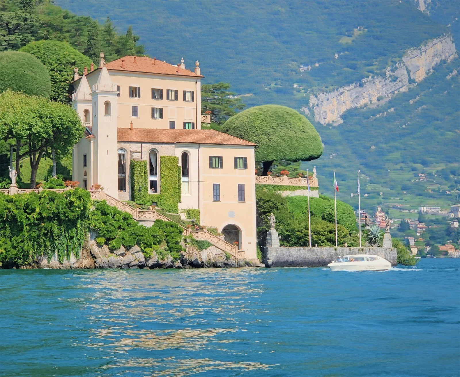 Villa del Balbianello with a boat on the lake