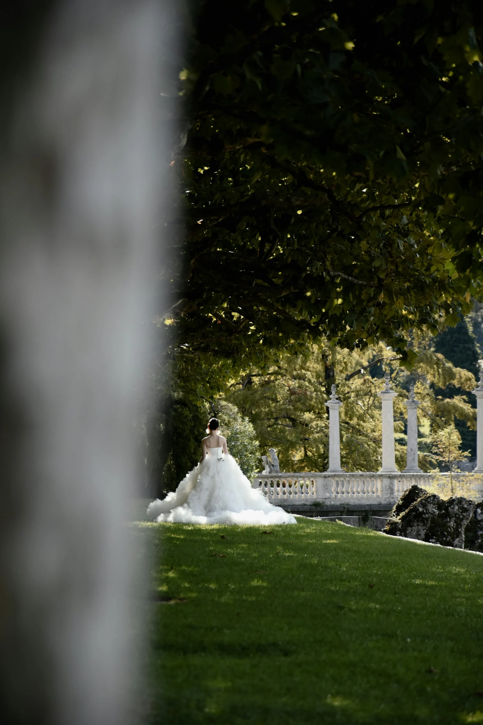Bridal photoshoot in a lakeside garden
